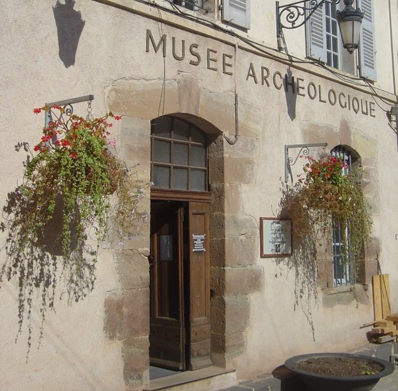 Image Musée archéologique et église médiévale